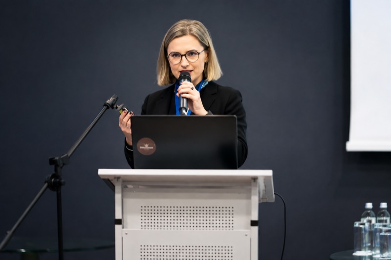 dr. Irina Arechvo skaito pranešimą konferencijoje